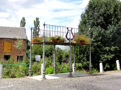 Dimechaux (Nord, Fr) la Place avec calvaire et kiosque à musique