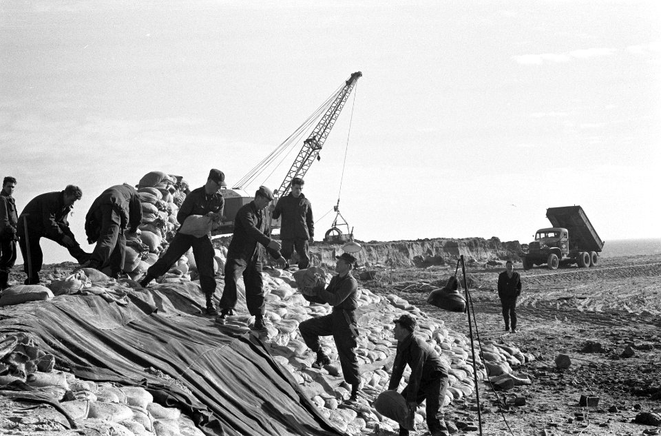 Dijkdichting op Schiermonnikoog door landmacht (200 man), Bestanddeelnr 913-5480
