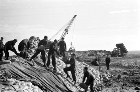 Dijkdichting op Schiermonnikoog door landmacht (200 man), Bestanddeelnr 913-5480