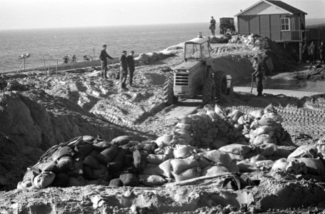 Dijkdichting op Schiermonnikoog door landmacht (200 man), Bestanddeelnr 913-5479