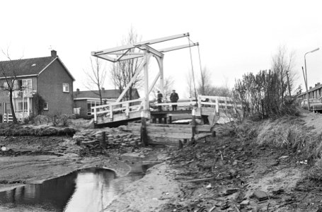 Dijkdoorbraak bij Hazerswoude, met houten schotten en zandzakken probeert men, Bestanddeelnr 917-2239