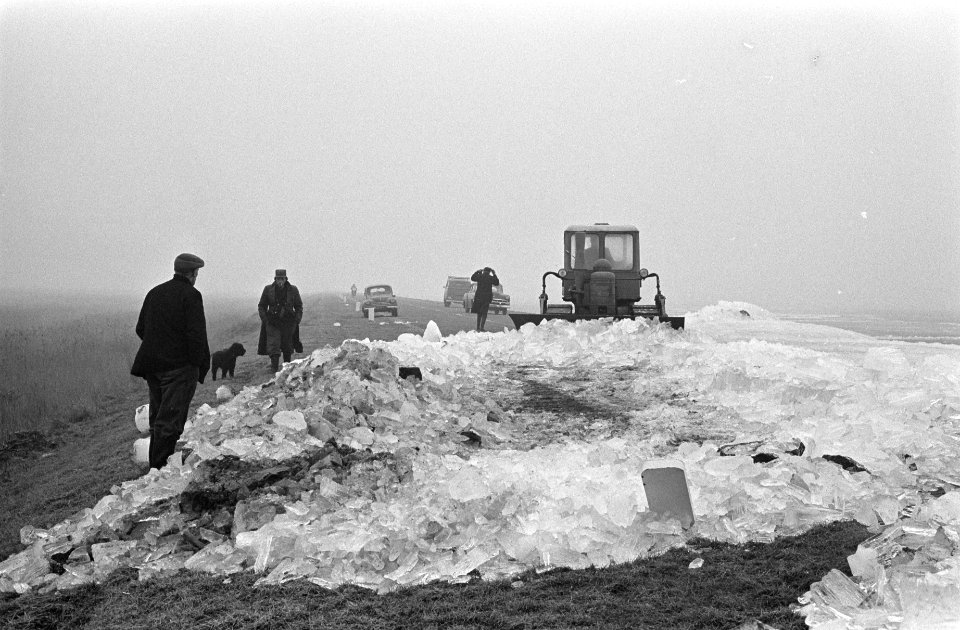Dijk van Harderwijk naar Lelystad onbegaanbaar door kruiend ijs. Overzicht van d, Bestanddeelnr 914-9173