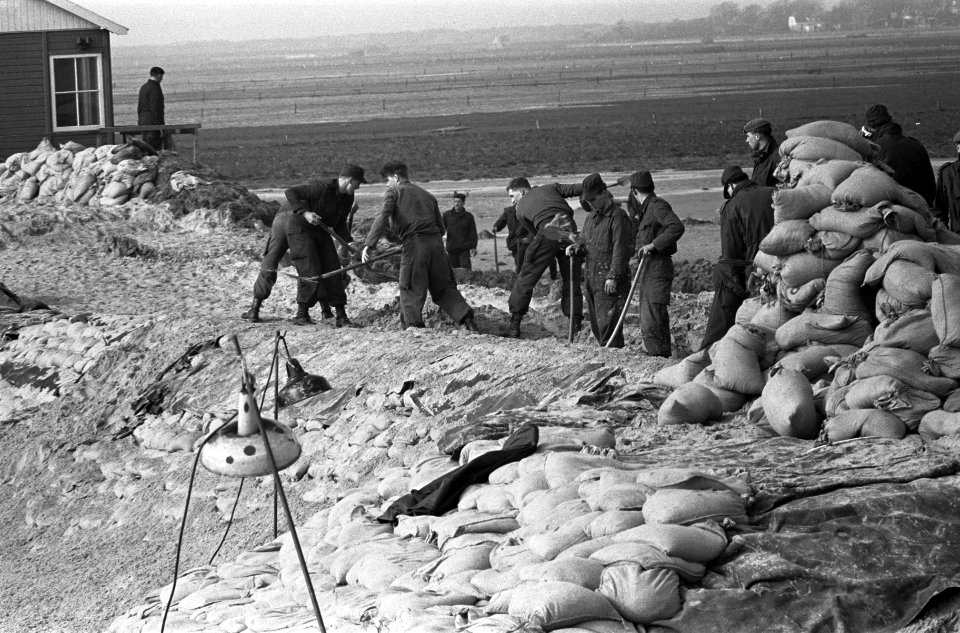 Dijkdichting op Schiermonnikoog door landmacht (200 man), Bestanddeelnr 913-5490