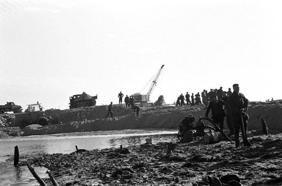 Dijkdichting op Schiermonnikoog door landmacht (200 man), Bestanddeelnr 913-5482