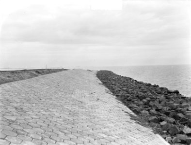 Dijk bij Kampen Zuidoostpolder egaliseren van de dijk, Bestanddeelnr 904-2837 photo