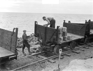 Dijk bij Kampen Zuidoostpolder egaliseren van de dijk, Bestanddeelnr 904-2835 photo