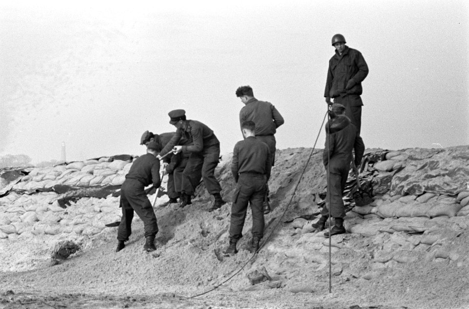 Dijkdichting op Schiermonnikoog door landmacht (200 man), Bestanddeelnr 913-5483