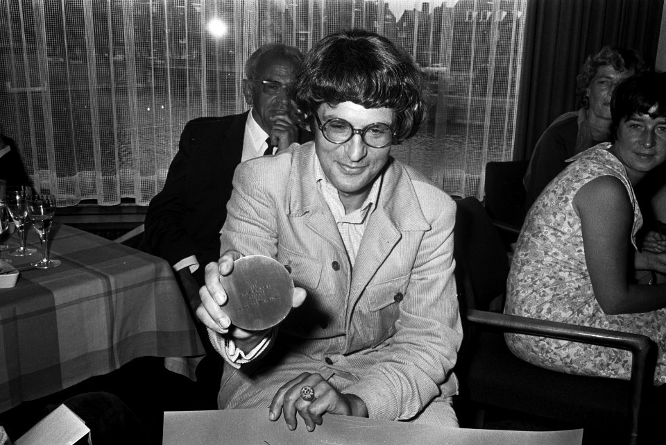 Dimitri Frenkel Frank ontvangt Nipkow-schijf van Nederlandse dagbladen (TV-recen, Bestanddeelnr 923-5757
