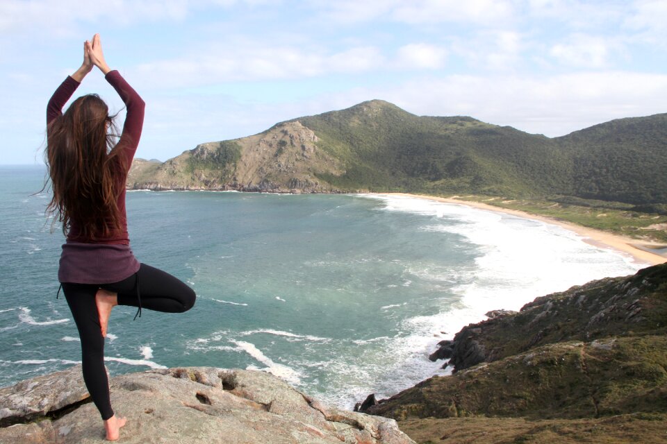 Edgewoman pose landscape