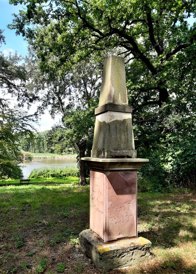 Dieskau Hoffmann-Denkmal 2
