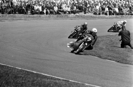 Dieter Braun (7), Cees van Dongen (29) en Kent Andersson (23) in de 125cc in act, Bestanddeelnr 922-5834