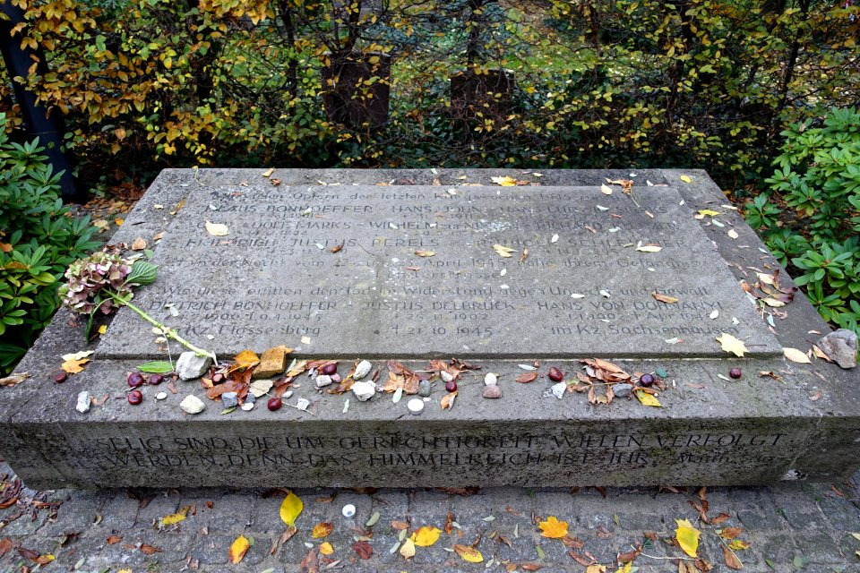 Dietrich Bonhoeffer and others - Dorotheenstädtischer Friedhof - Berlin, Germany - DSC00300