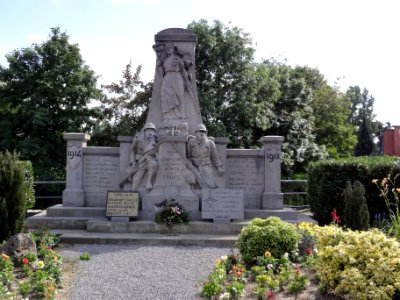 Dompierre-sur-Helpe (Nord, Fr) monument aux morts
