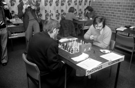 Donner (links) tegen Browne, Browne drinkt thee, Bestanddeelnr 926-9711