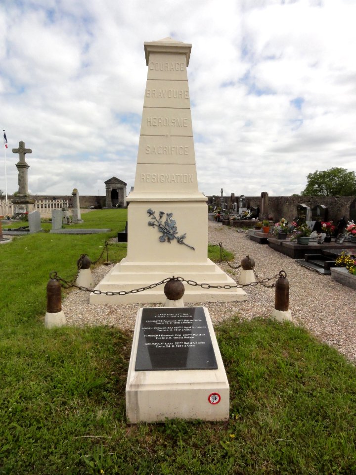Domjevin (M-et-M) cimetière, fosse commune militaire avec mémorial
