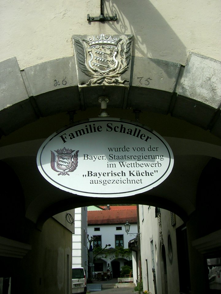 Domplatz 3 Eichstätt -Wappen am Tor