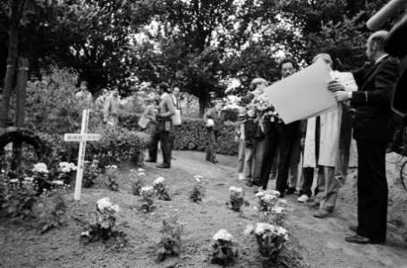 Dominee Jesse Jackson legt een krans op het graf van de vermoorde Kerwin Duinmei, Bestanddeelnr 932-6982