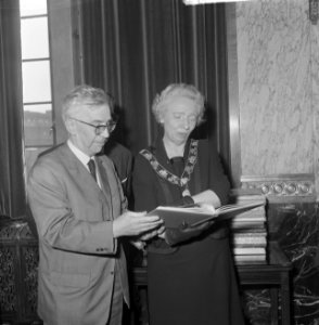 Dominee Buskes eerste exemplaar verzetsboeken aan gemeentebestuur Rotterdam aang, Bestanddeelnr 917-6043