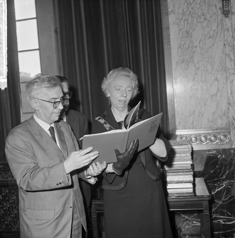 Dominee Buskes eerste exemplaar verzetsboeken aan gemeentebestuur Rotterdam aang, Bestanddeelnr 917-6038