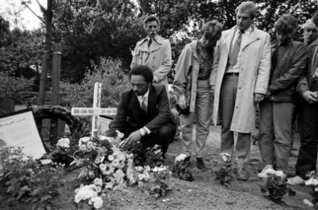 Dominee Jesse Jackson legt krans op graf Kerwin Duinmeijer op Zorgvliet in Amste, Bestanddeelnr 932-6980