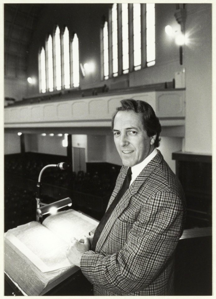 Dominee Cor van de Velde in de NHG Wilhelminakerk. NL-HlmNHA 54031337