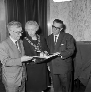 Dominee Buskes eerste exemplaar verzetsboeken aan gemeentebestuur Rotterdam aang, Bestanddeelnr 917-6041