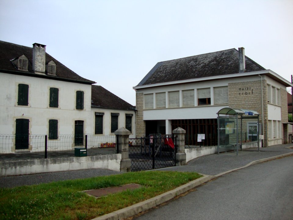 Domezain-Berraute (Pyr-Atl, Fr) Mairie - école à Domezain