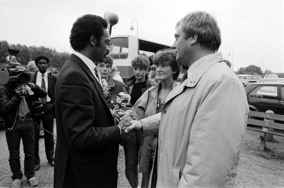 Dominee Jesse Jackson legt een krans op het graf van de vermoorde Kerwin Duinmei, Bestanddeelnr 932-6981