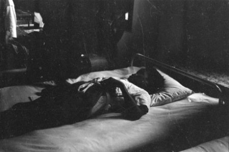 Donkere foto. Kind in ziekenhuisbed, Bestanddeelnr 483-6-3