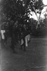 Donkere foto Optocht van Papoea's, Bestanddeelnr 441-3-1