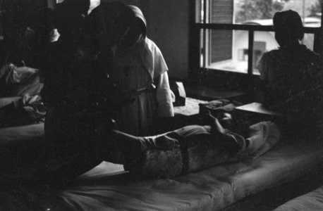 Donkere foto. Kind in ziekenhuisbed, Bestanddeelnr 483-6-4