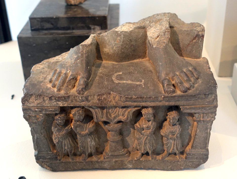 Donors burning incense, plinth to statue of Buddha, Gandhara, 3rd century AD, stone - Östasiatiska museet, Stockholm - DSC09336