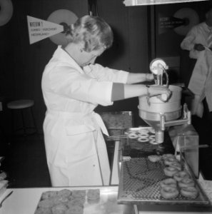 Donutsapparaat op de Horecava 1964 in de RAI te Amsterdam soort bakmachine, Bestanddeelnr 915-9065
