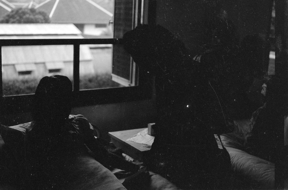 Donkere foto. Kind in ziekenhuisbed, Bestanddeelnr 483-6-2