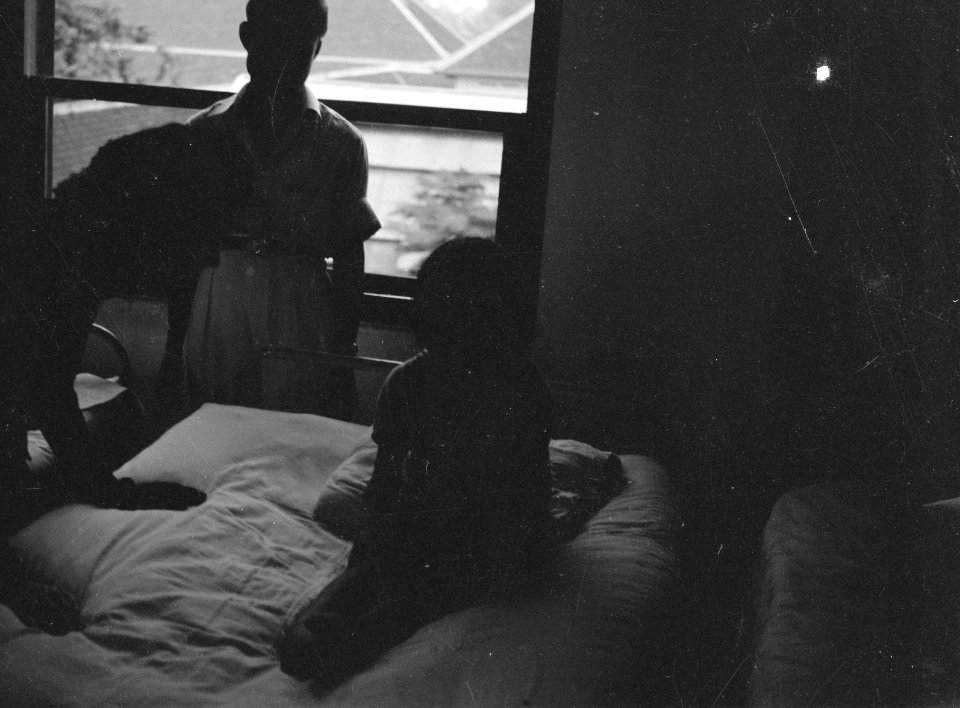 Donkere foto Kind in ziekenhuisbed, Bestanddeelnr 483-6-1