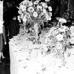 Dinertafel op Huis ten Bosch , okergele bloemen versieren de tafel, Bestanddeelnr 916-8586