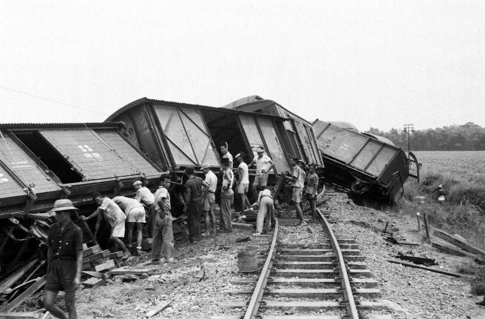 Dinsdag 8 november 1949 jl. reed een goederentrein op enkele trekbommen, op weg , Bestanddeelnr 850