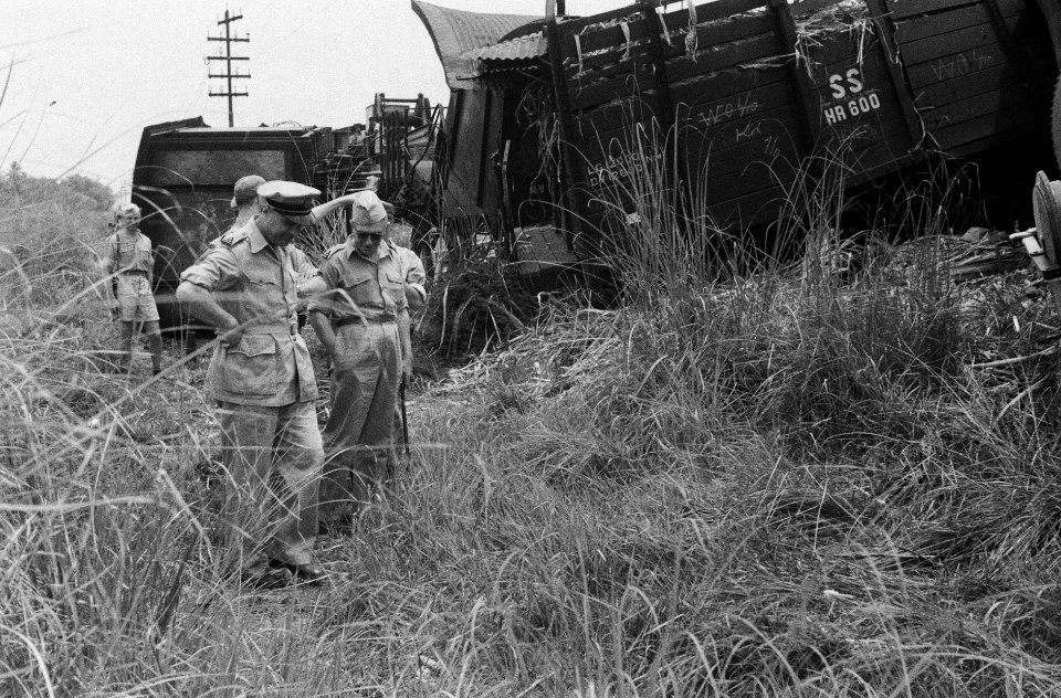 Dinsdag 8 november 1949 jl. reed een goederentrein op enkele trekbommen, op weg , Bestanddeelnr 847
