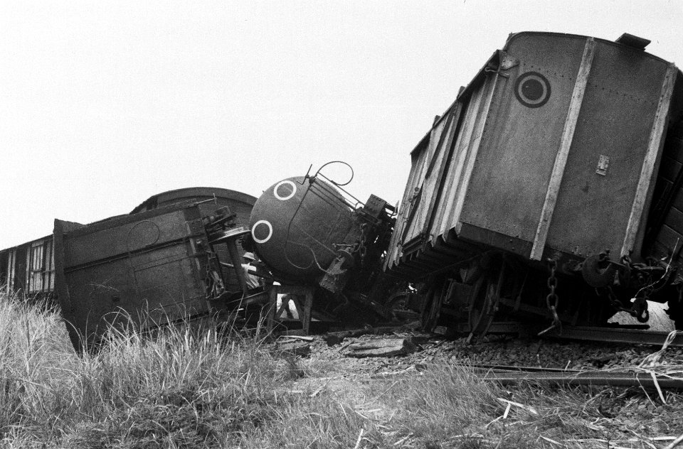 Dinsdag 8 november 1949 j.l. reed een goederentrein op enkele trekbommen, op weg, Bestanddeelnr 846