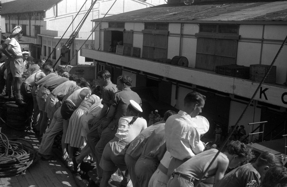 Dinsdag 3 mei vertrok uit de haven van Priok het s.s. Volendam, met bestemming, Bestanddeelnr 363