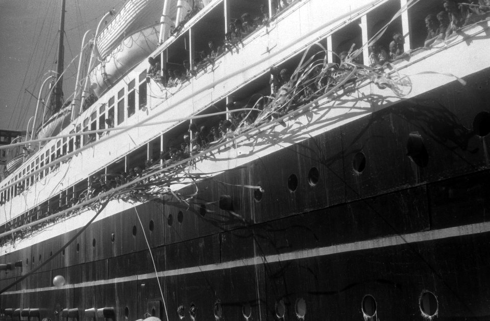 Dinsdag 3 mei vertrok uit de haven van Priok het s.s. Volendam, met bestemming, Bestanddeelnr 365
