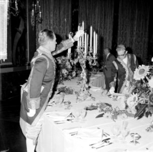 Dinertafel op Huis ten Bosch , lakeien ontsteken de kaar in Oranjezaal te Den Ha, Bestanddeelnr 916-8585