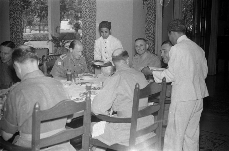 Diner bij de Legercommandant. Generaal Stopford tijdens de maaltijd in gezelscha, Bestanddeelnr 88-6-5
