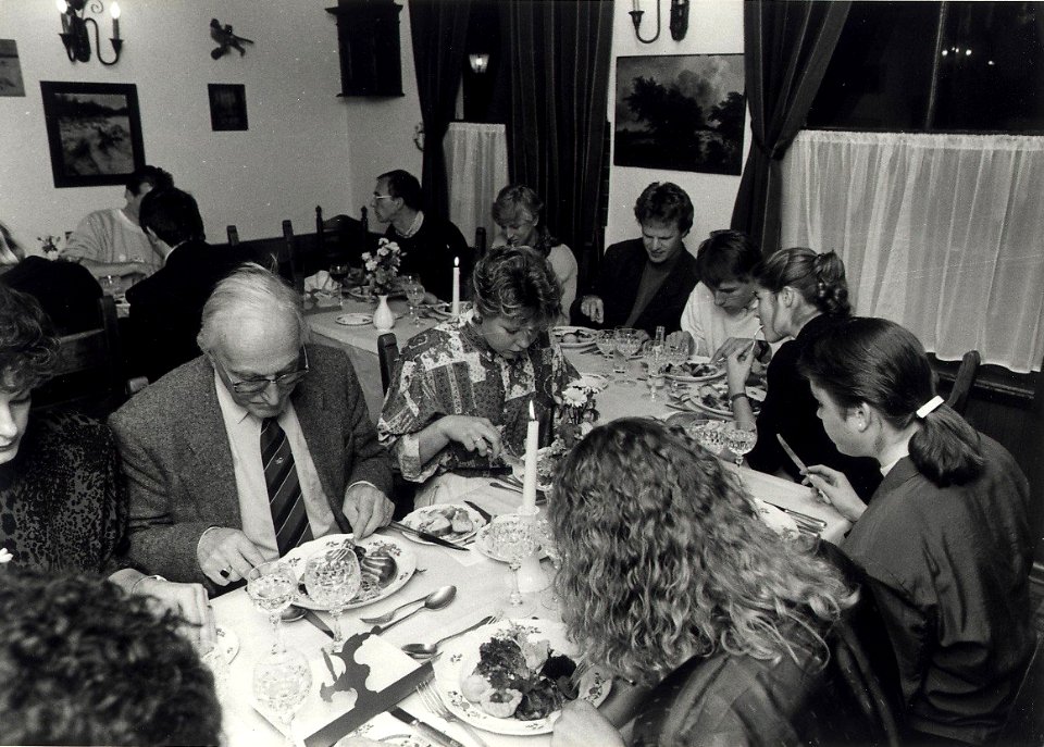 Diner aangeboden door Pierre Bloemen van Kraantje Lek, aan Yvonne van Gennip en haar vrienden en familie na het behalen van de Olympische successen. Rechts op de rug gezien Yvonne van Gennip midden ac
