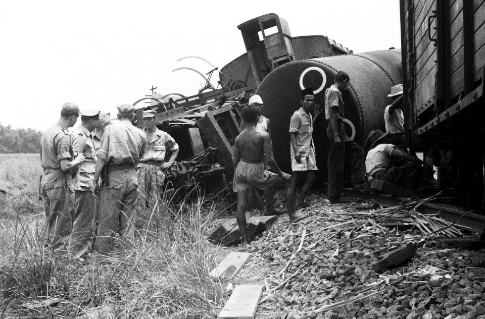 Dinsdag 8 november 1949 jl. reed een goederentrein op enkele trekbommen, op weg , Bestanddeelnr 848