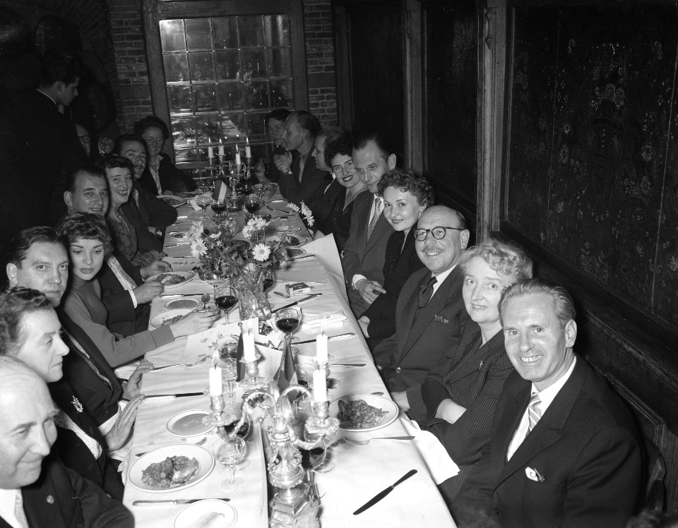 Diner tentoonstelling enz. Vereniging van Fotojournalist World Press foto 1955, Bestanddeelnr 907-4784
