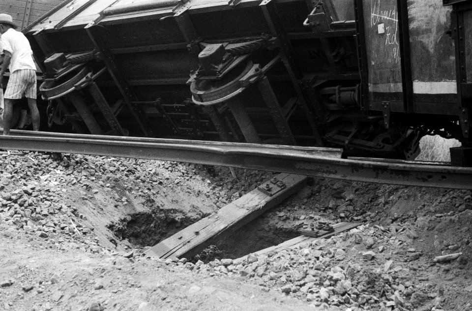 Dinsdag 8 november 1949 jl. reed een goederentrein op enkele trekbommen, op weg , Bestanddeelnr 849
