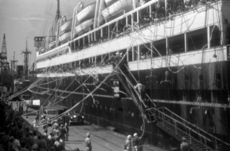 Dinsdag 3 mei vertrok uit de haven van Priok het s.s. Volendam, met bestemming, Bestanddeelnr 367