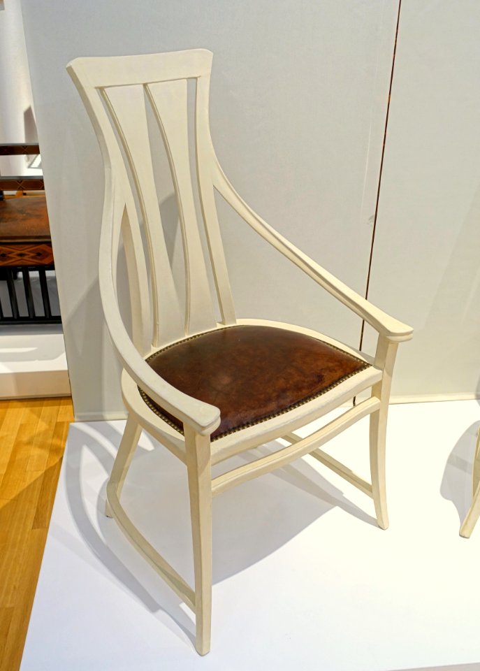 Dining room chair, Behrens House, designer Peter Behrens, 1900-1901, poplar, leather - Museum Künstlerkolonie Darmstadt - Mathildenhöhe - Darmstadt, Germany - DSC06258