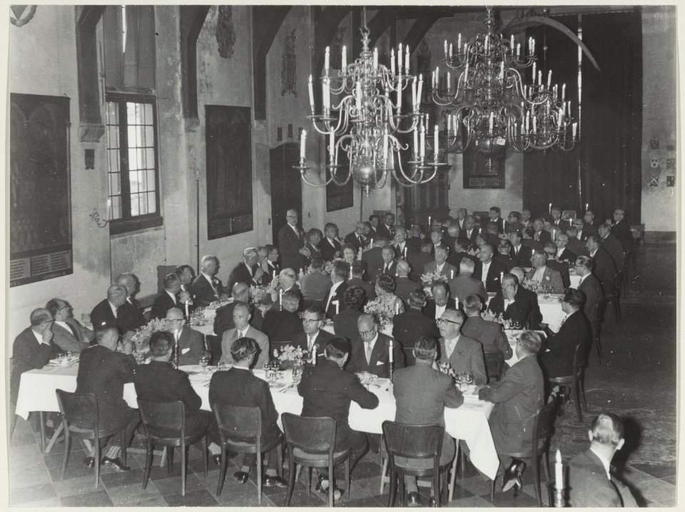 Diner in de Gravenzaal van het stadhuis te Haarlem t.g.v. het congres van de Vereniging Nederlandse Gemeenten. NL-HlmNHA 54014308